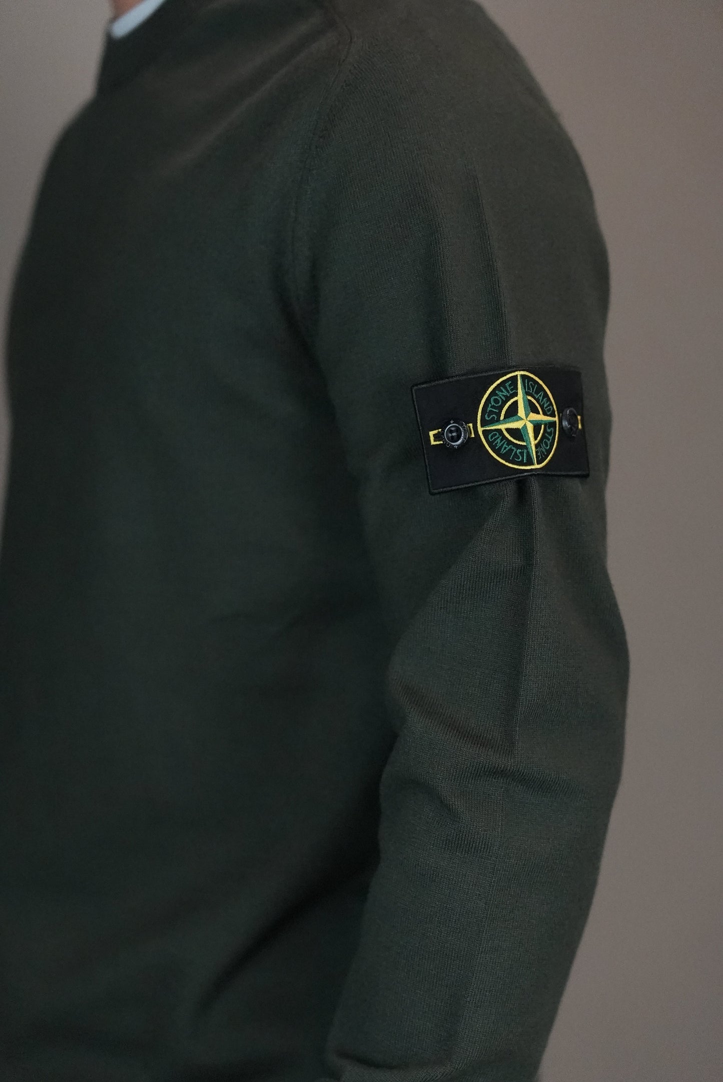 Stone island trui donkergroen logo mouw