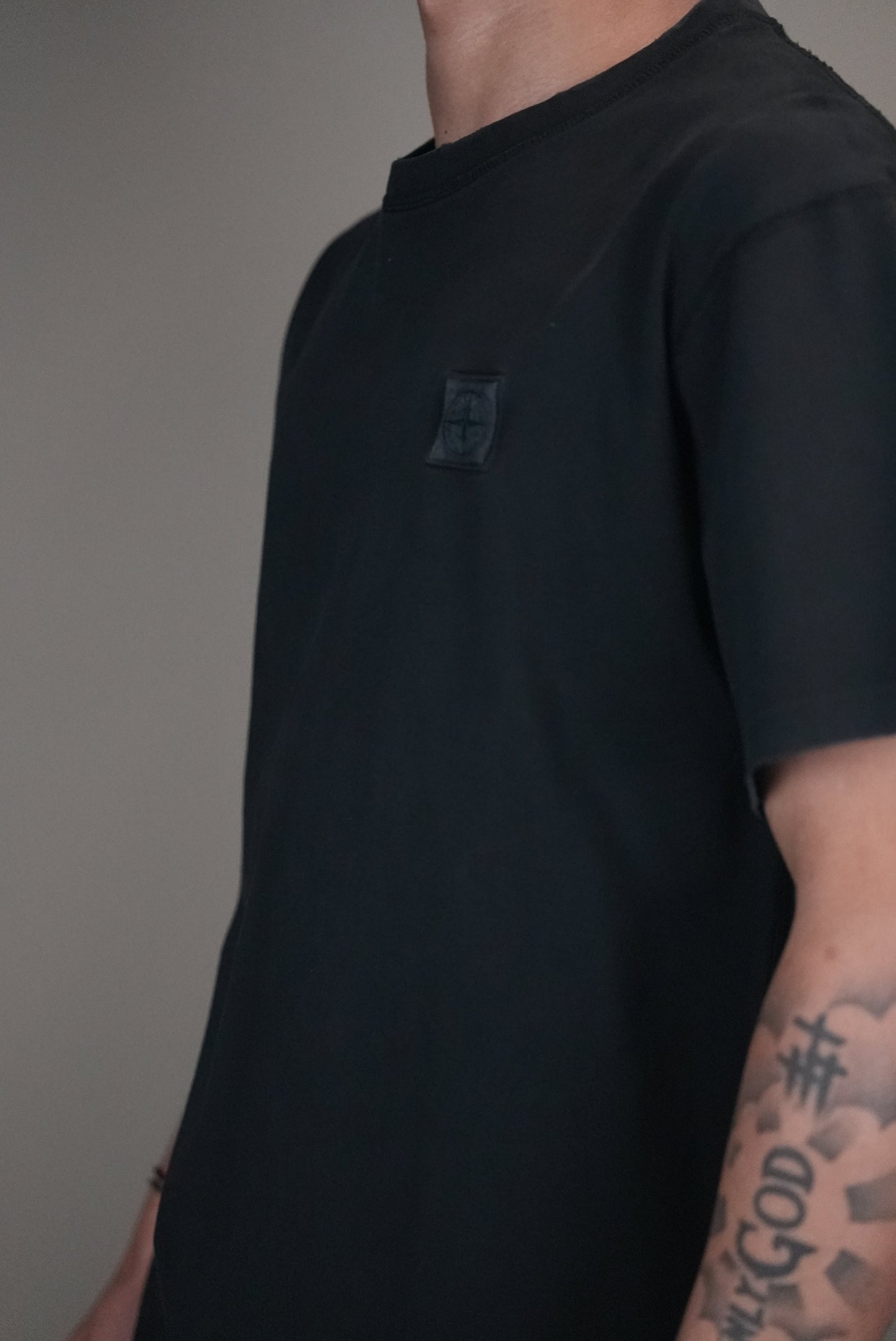 Stone island shirt zwart logo op borst