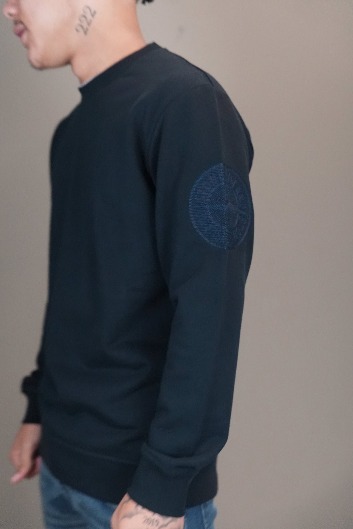 Stone island trui zwart logo bedrukt mouw