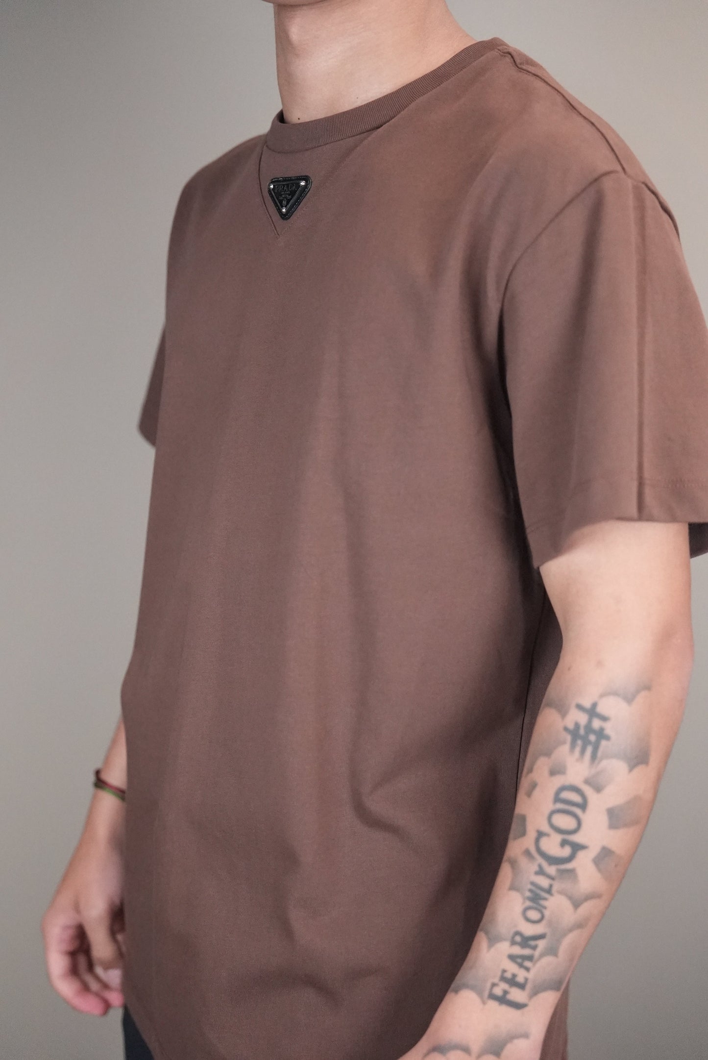 Prada shirt bruin logo midden